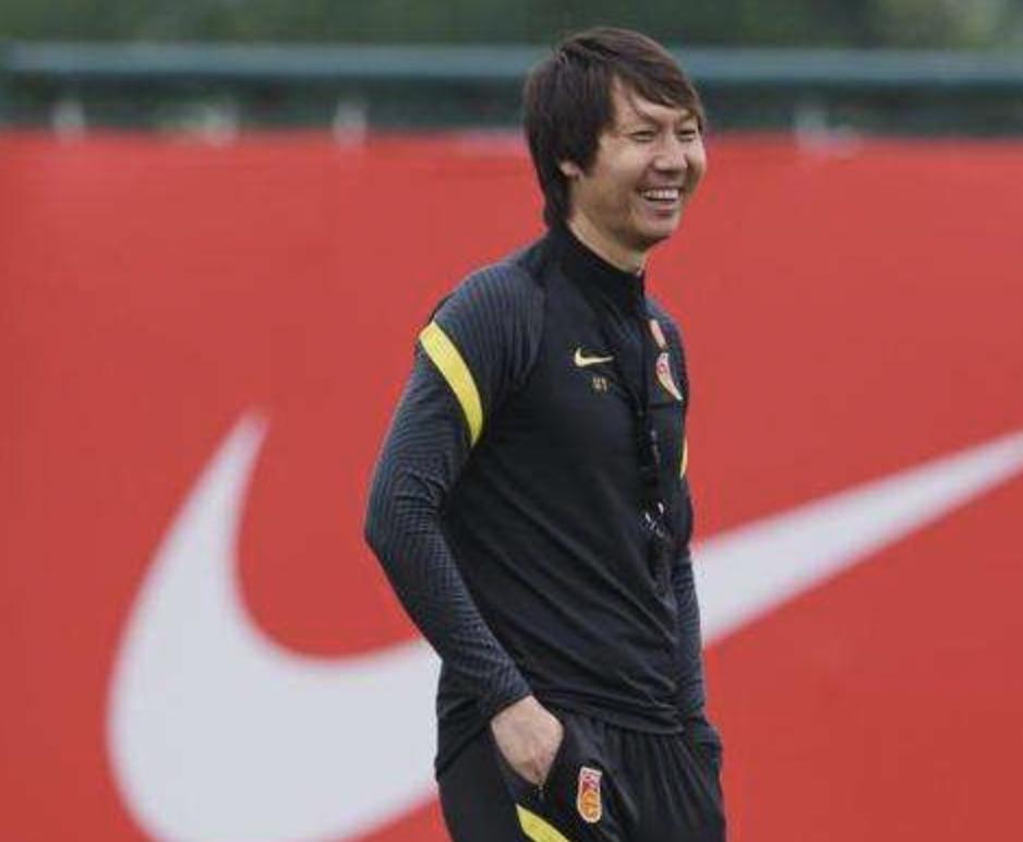 陈戌源说话有用！记者透露李铁罕见一幕：他在训练课前灿烂的笑了