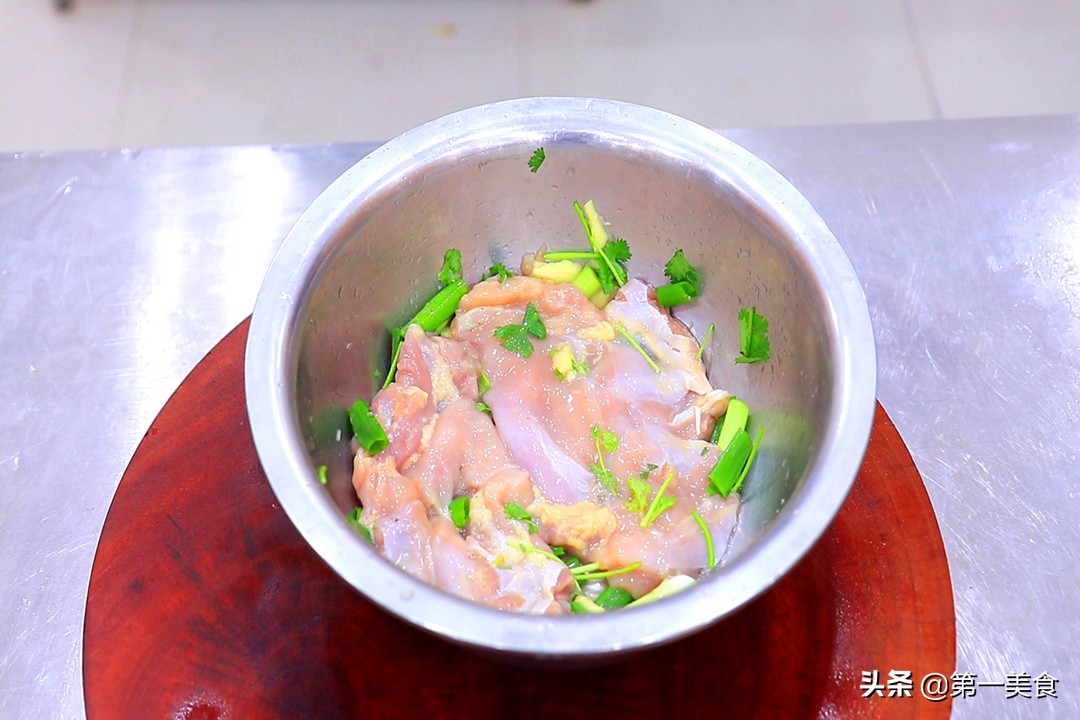 外边卖的鸡排自己制作,外面两块钱的鸡排是怎么做的