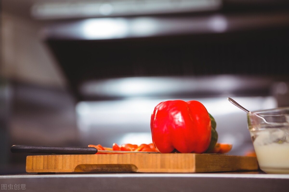 黄焖鸡一天卖2000利润是多少,黄焖鸡月入100万