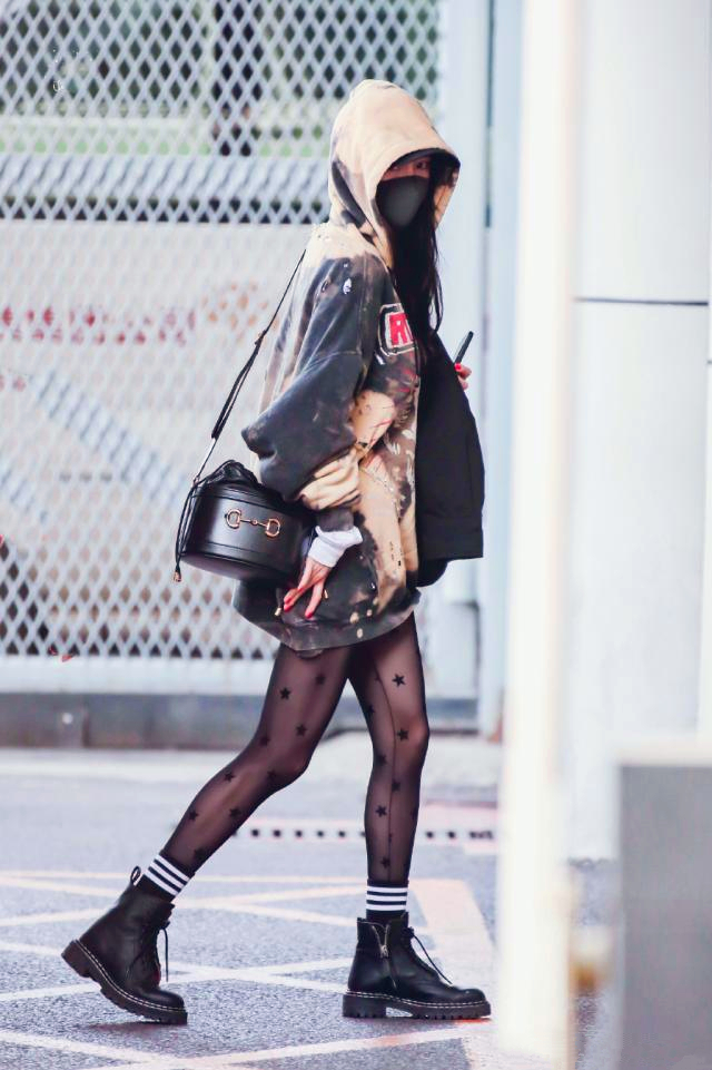 杨幂黑白袜穿搭,杨幂穿黑皮衣裙配网袜又潮又个性