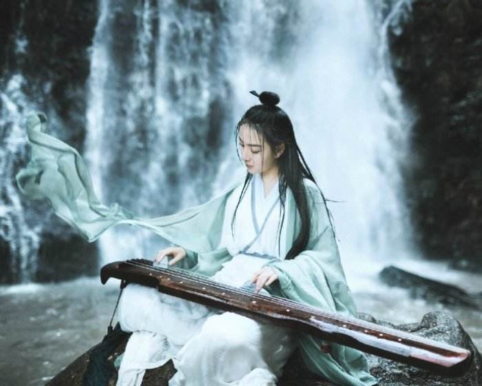 中国最为古老的弦乐器,横笛短箫的意思