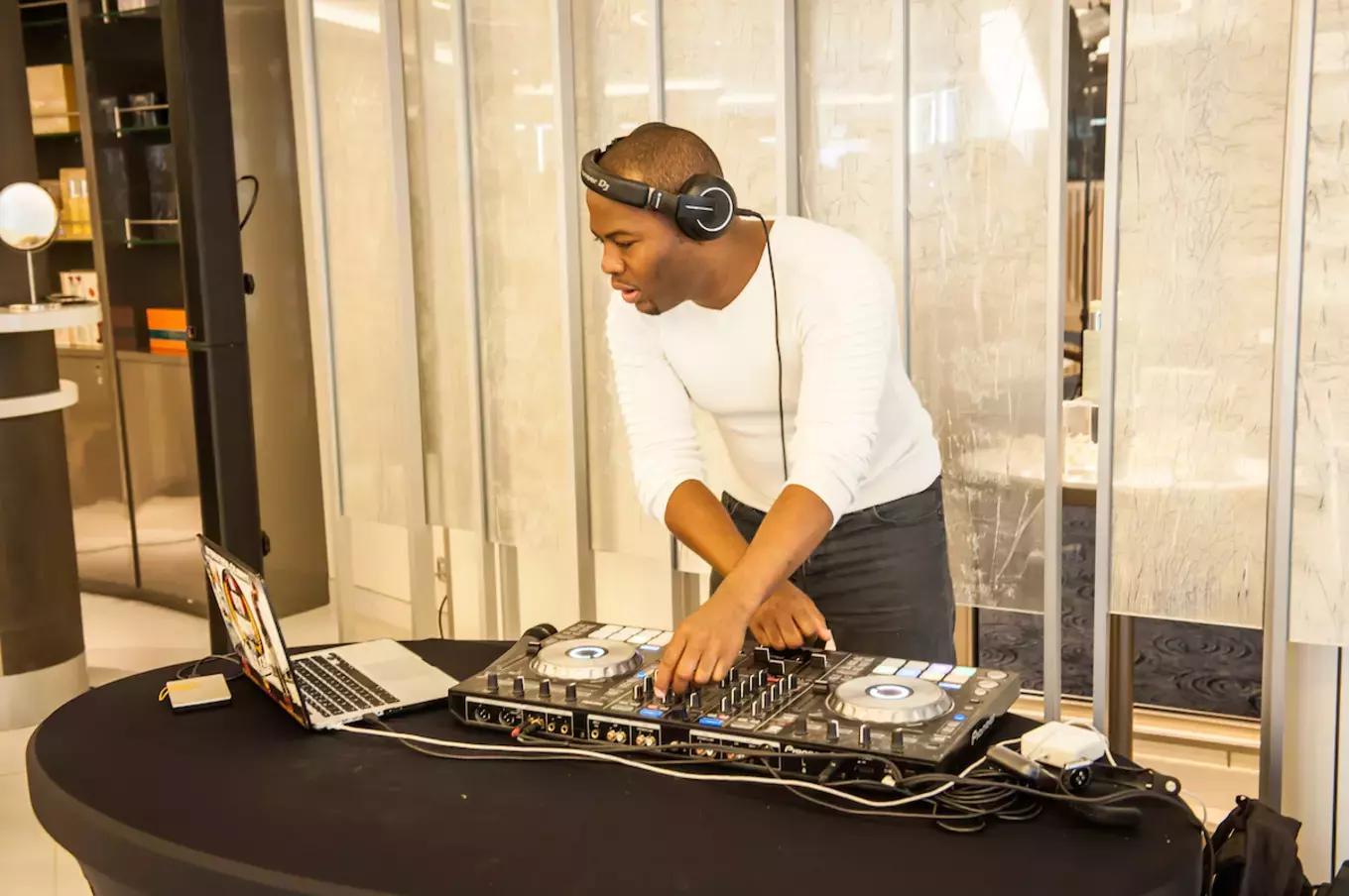 环球蜜月的小两口，免费上了一座价值8亿欧元的邮轮