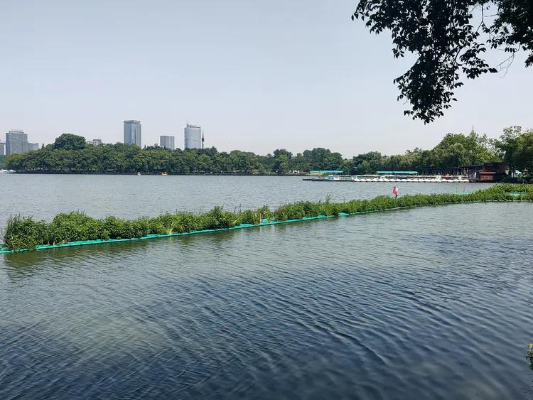 曾作为禁地，与外界隔绝二百六十多年的“玄武湖”，今日锣鼓喧天