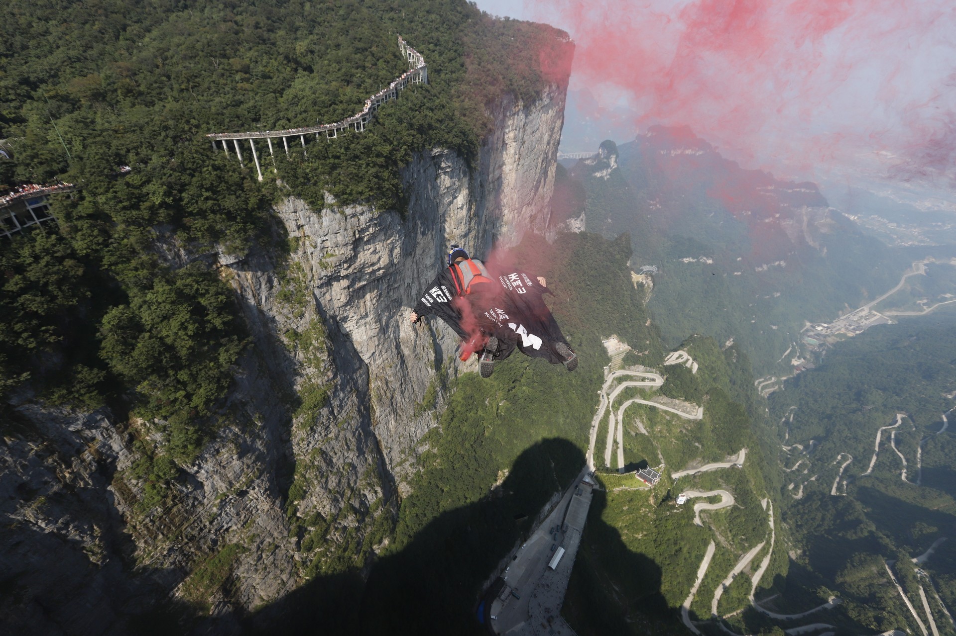 天门山景区通报翼装飞行女生身亡,天门山为何成为翼装飞行圣地