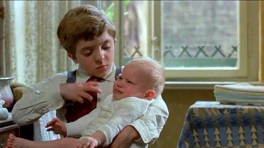 《铁皮鼓》3岁男孩撞破母亲婚外情，撕开成人界的“不伦”与虚伪