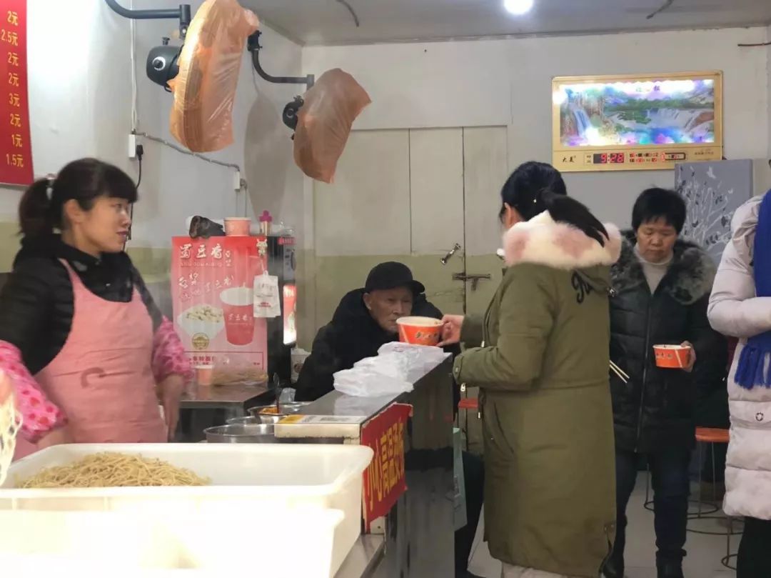 牛肉包子、热干面和豆皮，寻找传说中的武汉老武锅“三大金刚”