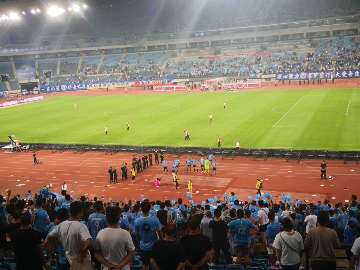 足球可以带来快乐，也能带来悲痛！