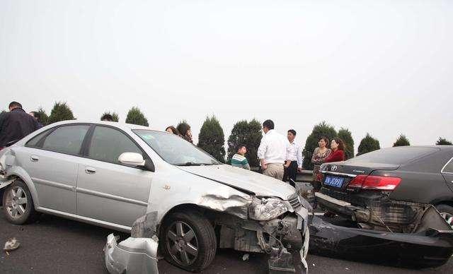 在高速上被追尾怎样处理合适,高速上被人追尾应该怎么办