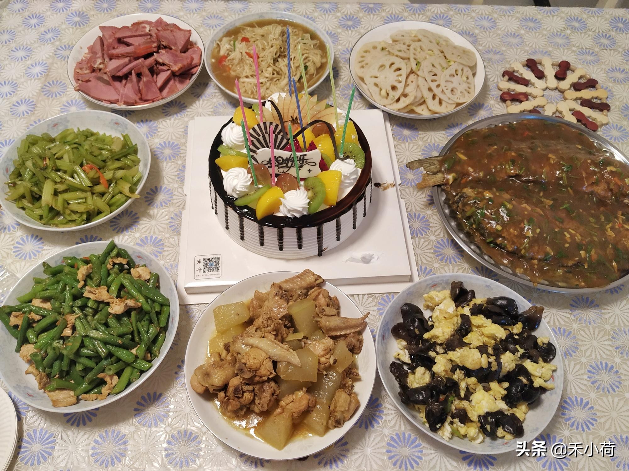 爷爷过生日奶奶做的一大桌子菜,奶奶给孙子做一桌子菜庆祝生日