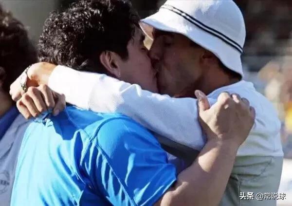 足球现场亲吻,足球场上的亲吻是哪场比赛