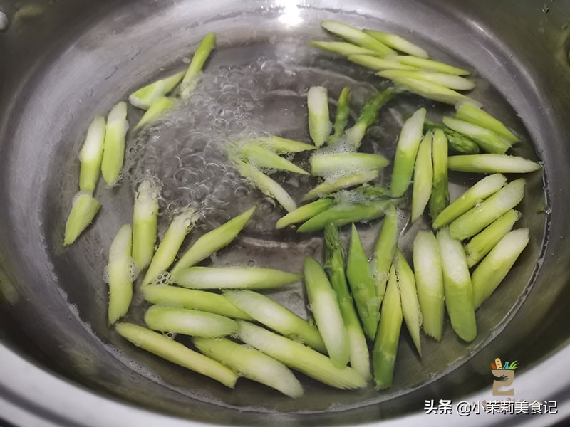 买芦笋是大的好还是小的好,买芦笋时选白色的还是绿色的