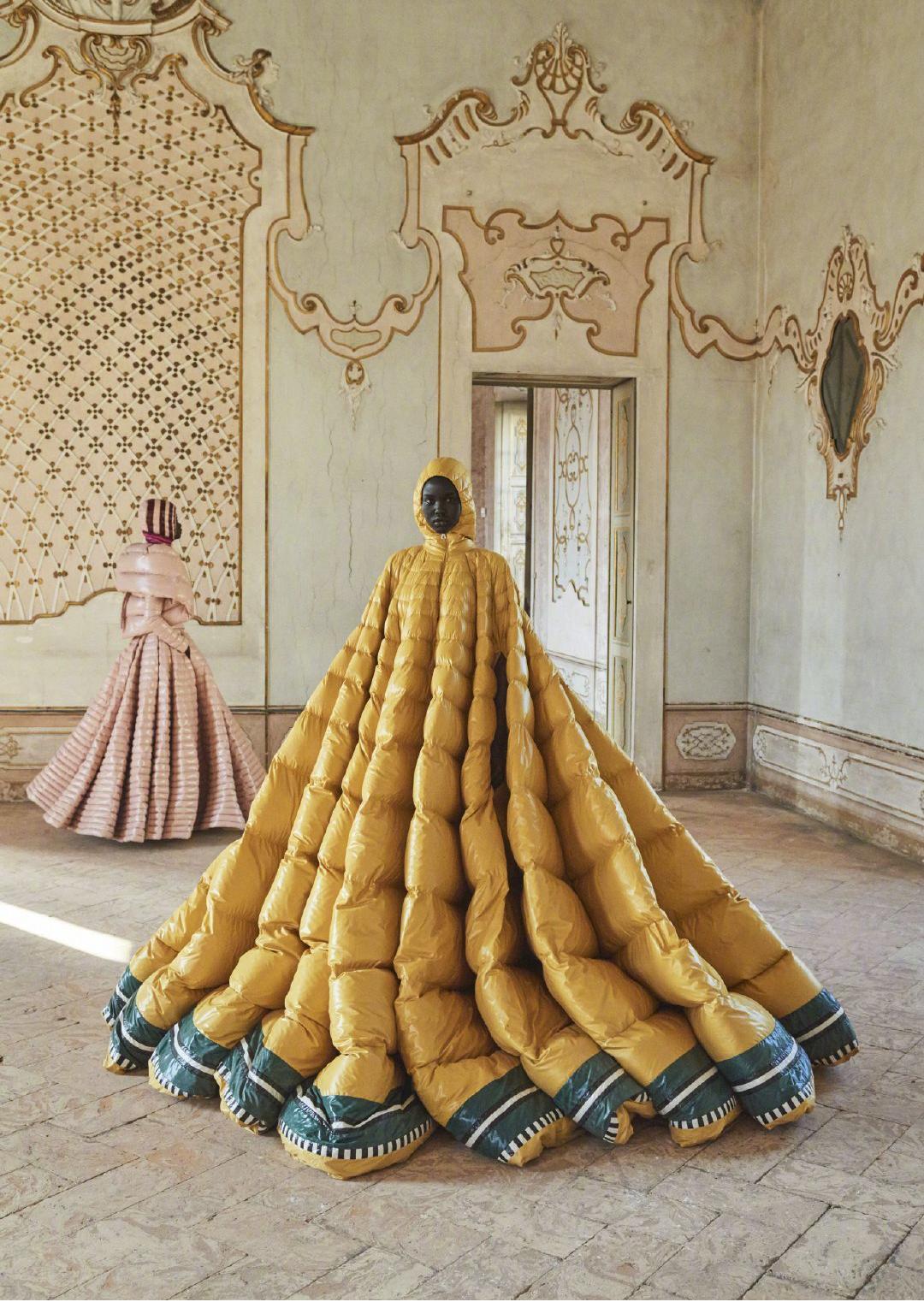 陈慧琳穿羽绒服演唱还被冻成表情包,一看演出地点,网友都笑了