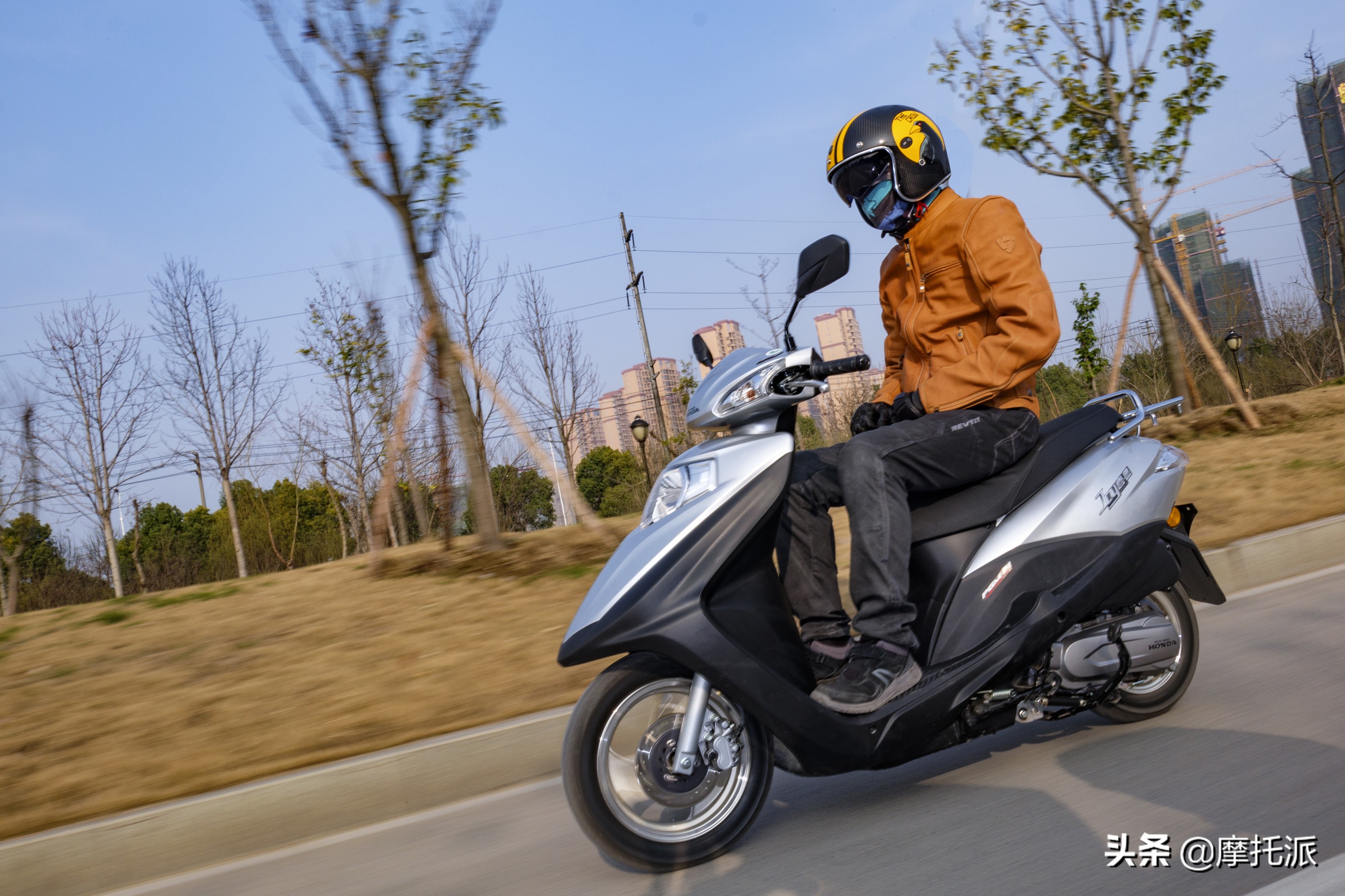 售价7500元左右，五羊-本田平民踏板“喜鲨125”试驾综评