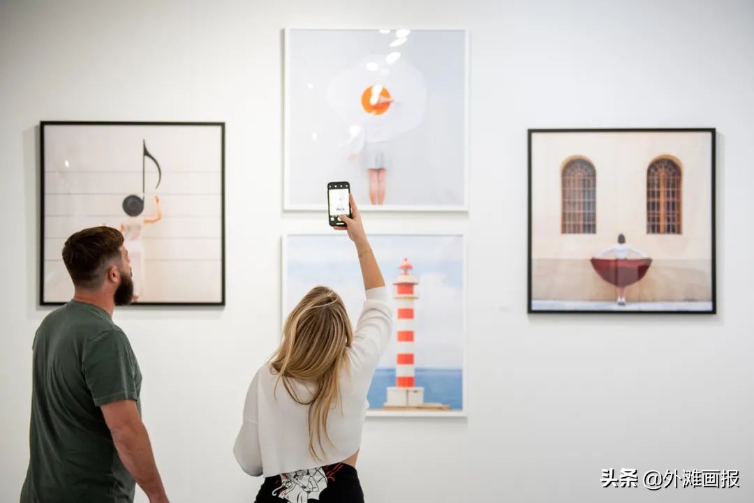 情侣旅行拍照片怎么拍出高级感,很火的一对情侣拍照很有技巧