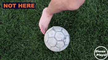 足球基本知识和球性,足球基本功训练拉球绕过另一条腿