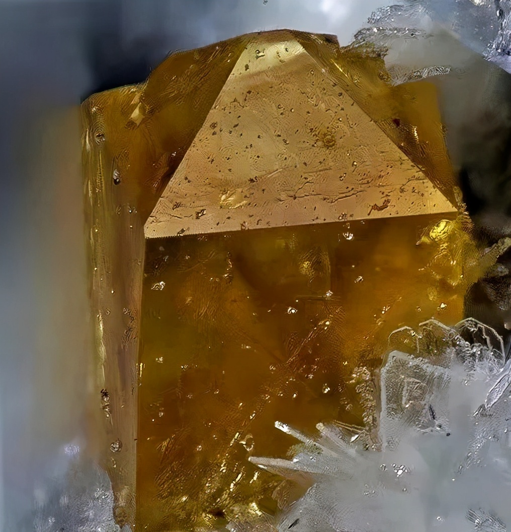 天然锆石与合成锆石区分,锆石和钻石能一眼看出区别吗