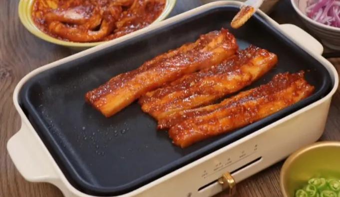 韩式烤五花肉整套教程,韩式烤五花肉不糊锅的办法