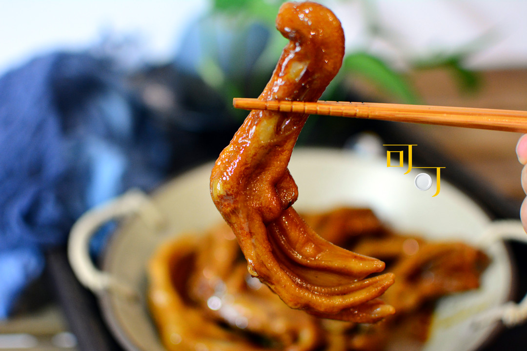 香辣爽口的鸭掌啃上一口停不下来,香辣卤鸭掌的做法