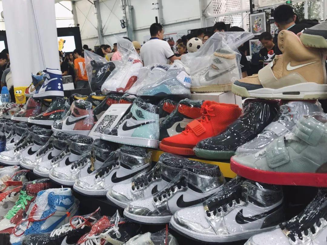 大学生一个月生活费给男朋友买鞋,大学生一个月生活费800可以吗