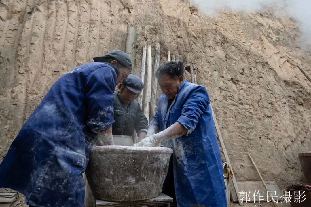 山东漏粉条的过程视频,漏瓢式粉条制作技术视频
