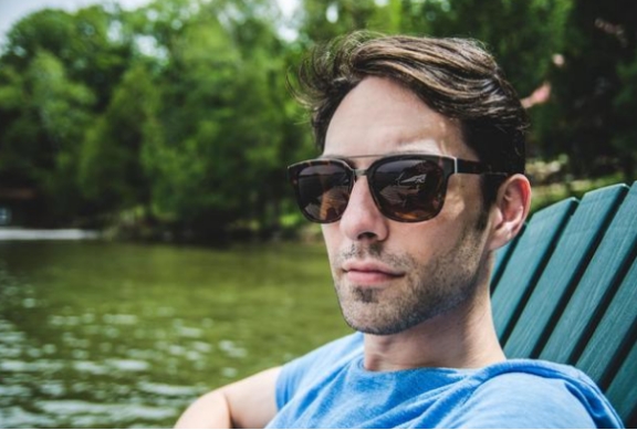 眼睛疼前面有黑点出现,眼睛前面有黑点在飞