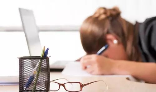 一坐下就犯困是怎么回事,一坐下休息就想打瞌睡怎么回事