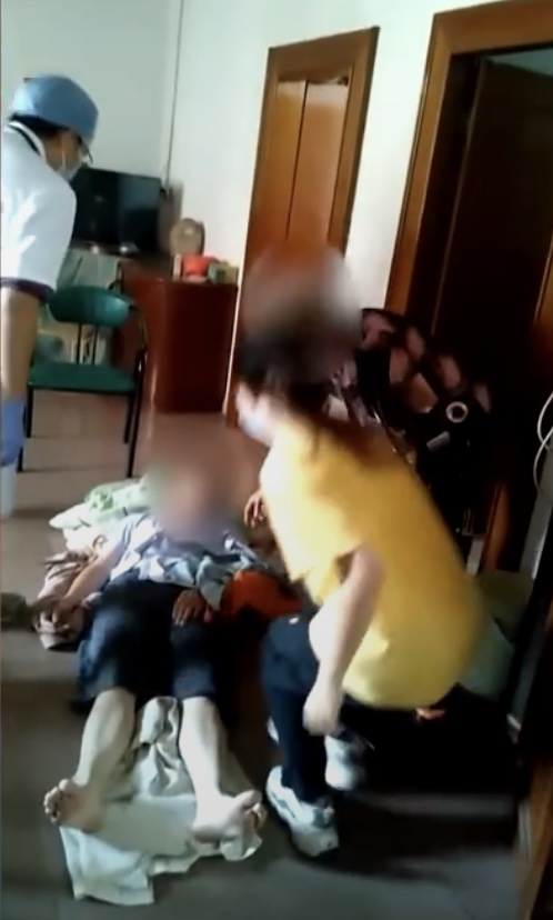 红火蚁被人类一脚给踩死了,男子被红火蚁咬伤完整视频