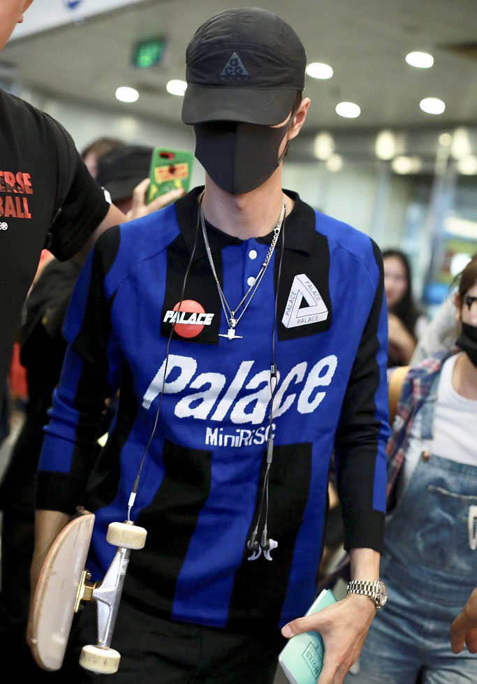 王一博牛仔服棒球帽舞蹈,王一博穿黑色短袖戴渔夫帽拿滑板