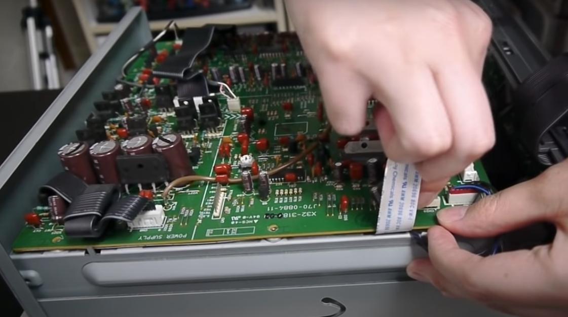 KENWOODDPF-7002CD机不读盘维修，掌握拆机步骤和更换光头的方法