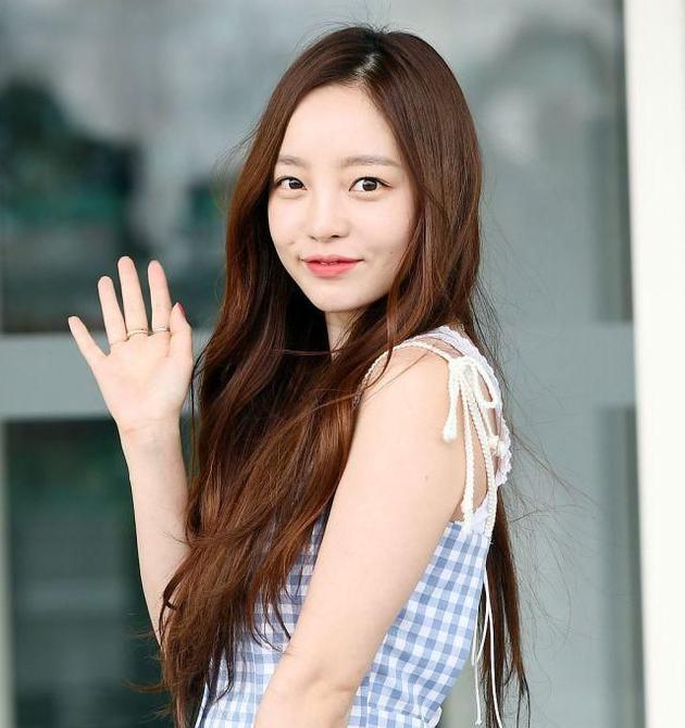 韩网炸了！女团成员工作时疑被*拍偷**裙底，6秒“作案”视频疯传…