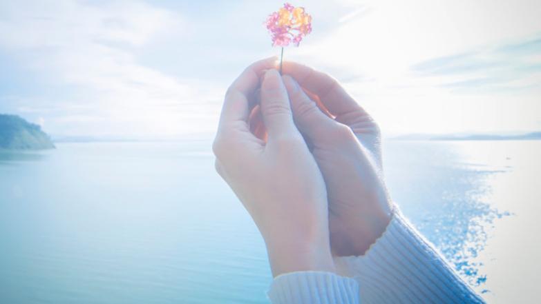 很想念一个人什么心理,很想念一个人时主动发消息会怎样