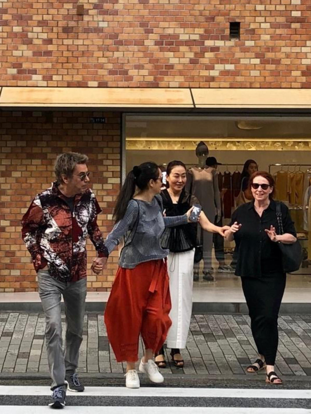 53岁巩俐牵手男友高调秀恩爱,巩俐跟丈夫牵手走红毯好甜蜜