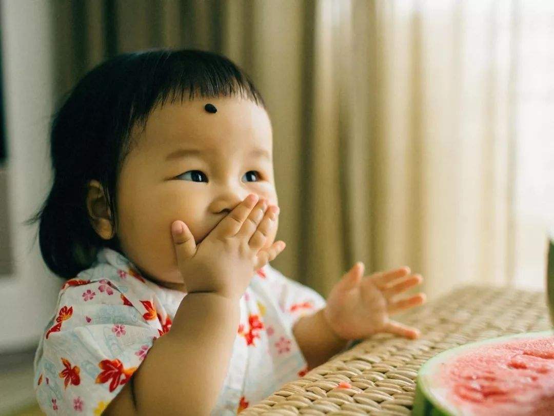 孩子咬手背是因为什么,小孩咬手是不是一种病