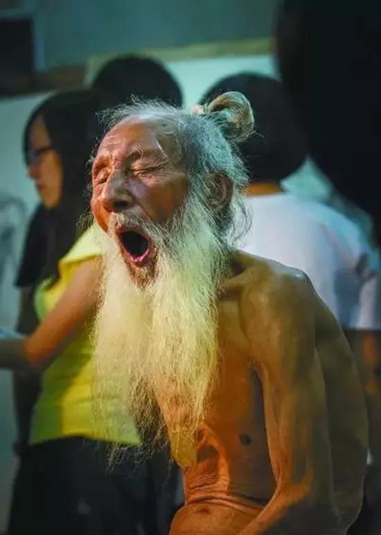 百岁做裸模！同居90后女友！他还曾援过朝，拾过荒，中过毒