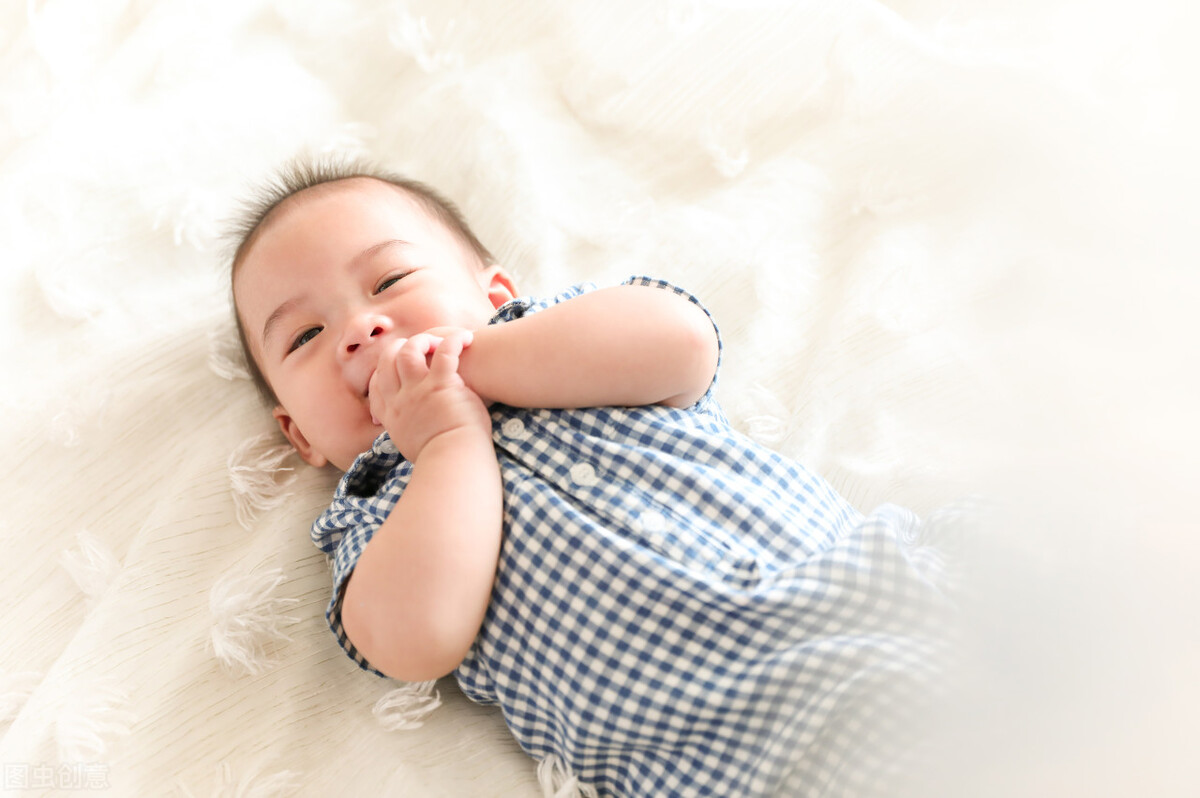 宝宝沾床就醒，主要是这些原因，学会应对就再也不用烦恼了