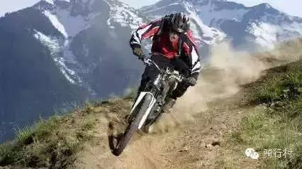 在长下坡路段控制车速最安全做法,下坡请注意小技巧