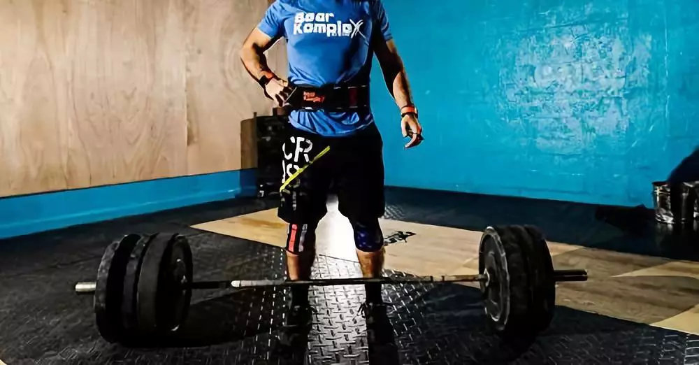 下背部老是酸痛是怎么回事,负重深蹲后腰疼怎么解决