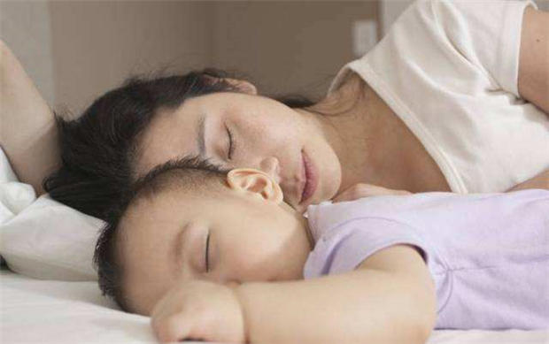 宝宝白天哄睡难,易哭闹,“并觉期”来临,宝妈可以尝试这样做