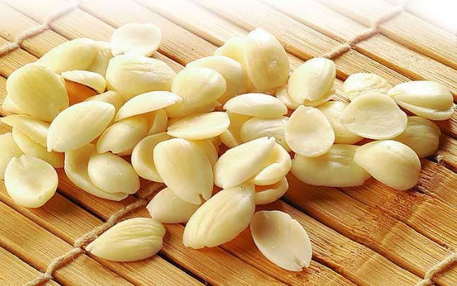 杏仁能吃多少致死,杏仁吃多了会致死是真的吗