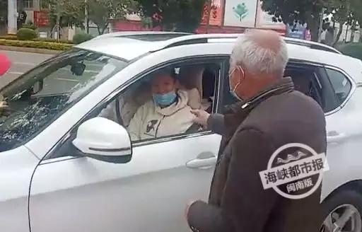 太嚣张女子拒绝酒精检测,太嚣张女司机暴打交警