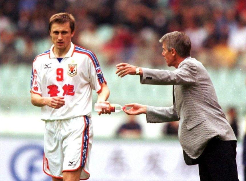 盘点鲁能队史上的那些9号，两个是后卫，知名度最高的是“九哥”