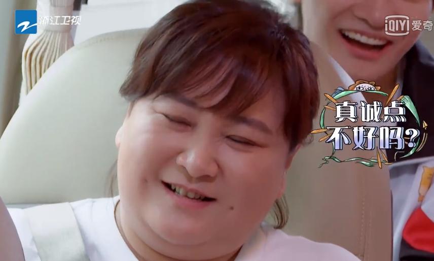 贾玲瘦脸瓜子脸,鞠婧祎教贾玲扎马尾