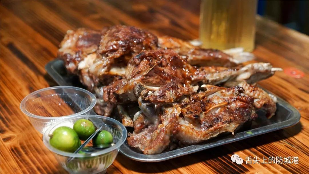 你愿意把夜晚交给谁？是舞台上的高跟鞋，还是大排长龙的宵夜摊