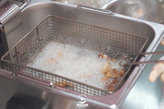 烤鸭最酥的一块鸭皮酥到了极点,味道纯正的烤鸭肉质鲜嫩