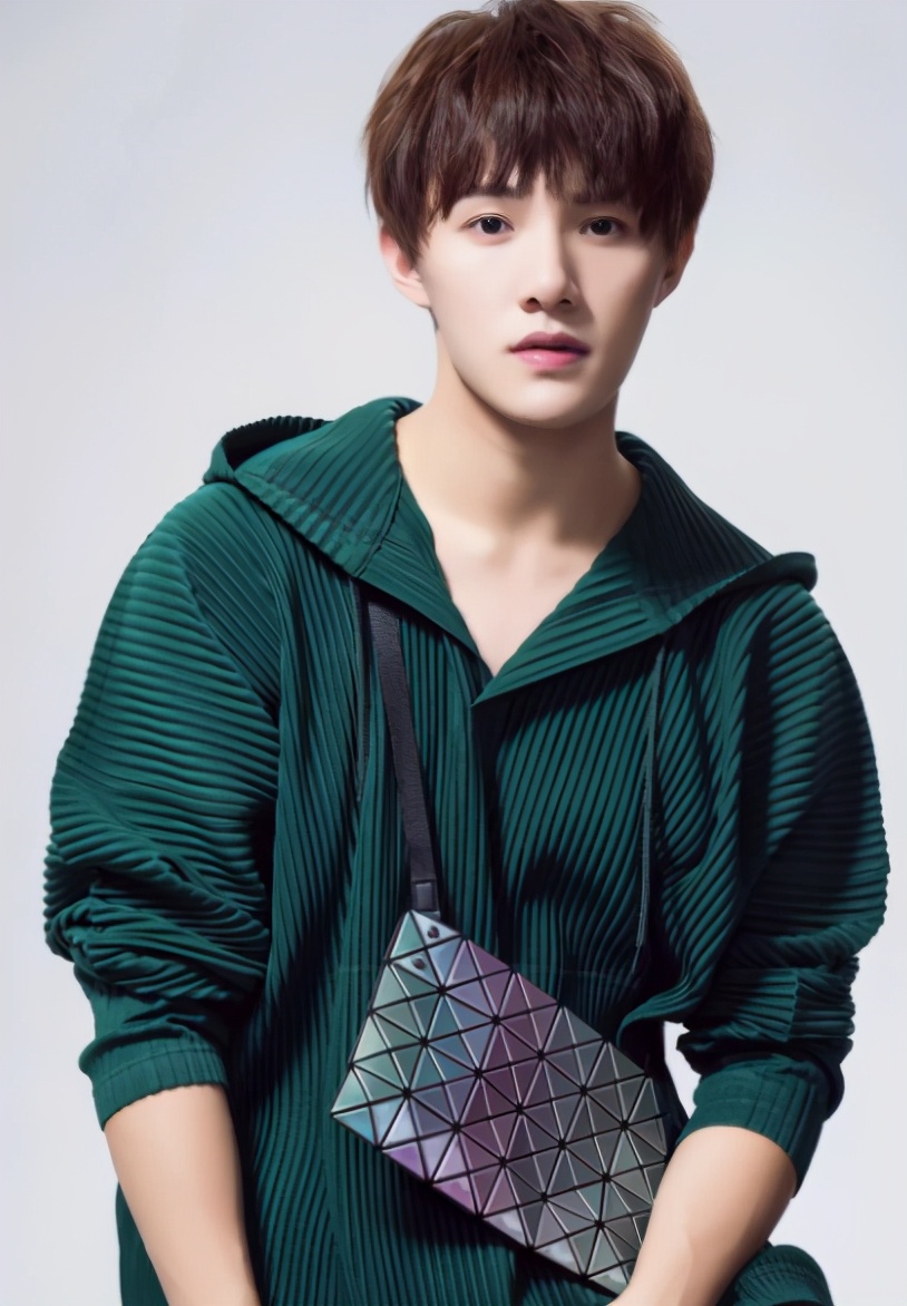 三宅一生包包米白色和奶茶色对比,三宅一生顶级原单包包多少钱