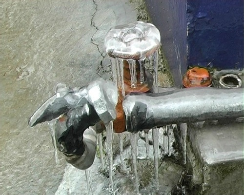 农村家里面的水龙头冻住怎么解冻,冬天农村水龙头冻住了有什么方法