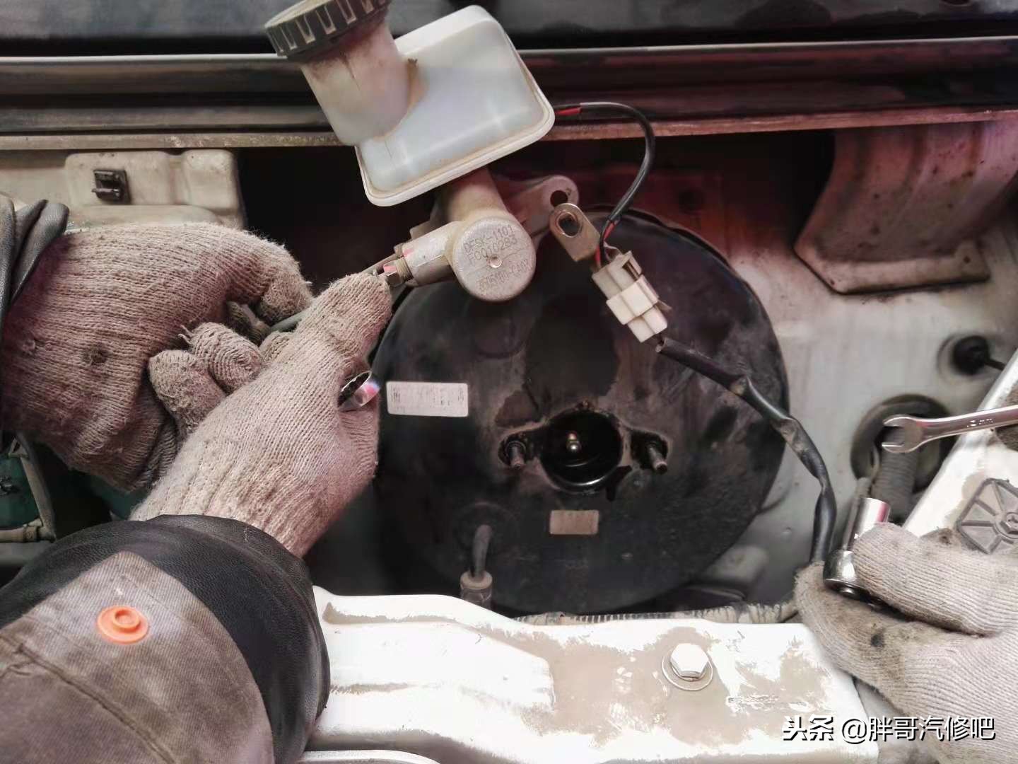 汽车刹车脚踏板行程大怎么调试,刹车踏板太低怎么调