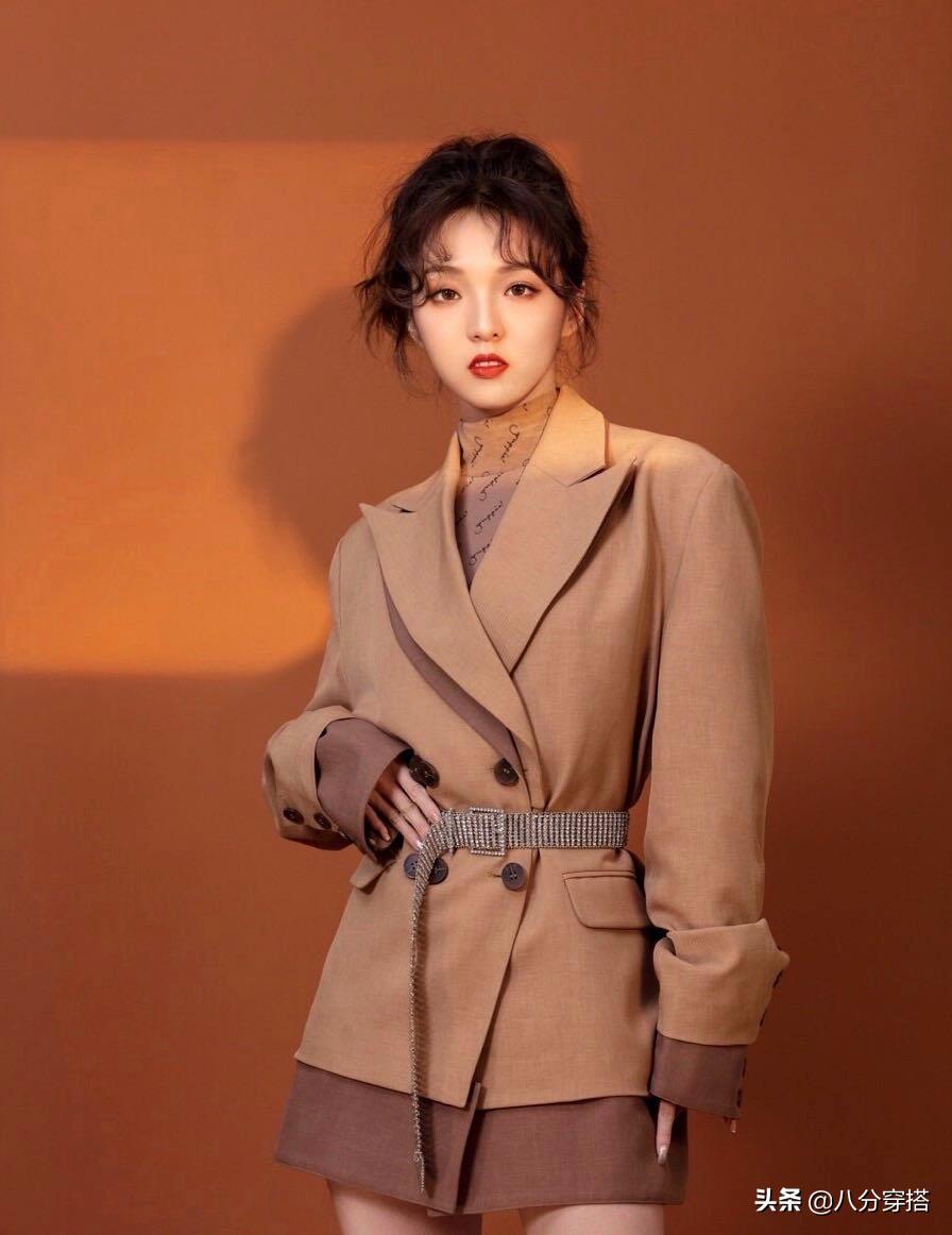 26岁强东玥穿搭太有时尚感,长款西装干练利落,率性洒脱不失甜美