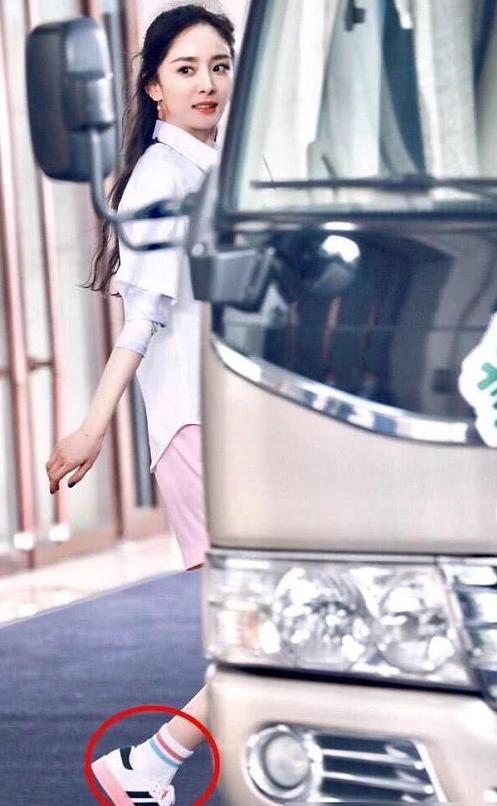 杨幂为什么爱穿袜子,杨幂为什么害怕脱鞋