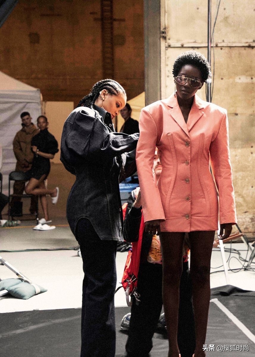 蔡徐坤时尚事件,蔡徐坤蕾哈娜